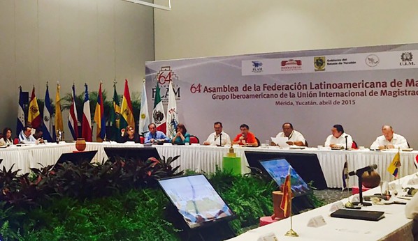 Flávia Viana, da diretoria cultural da AMAPAR, fala da participação em assembleia de magistrados no México 